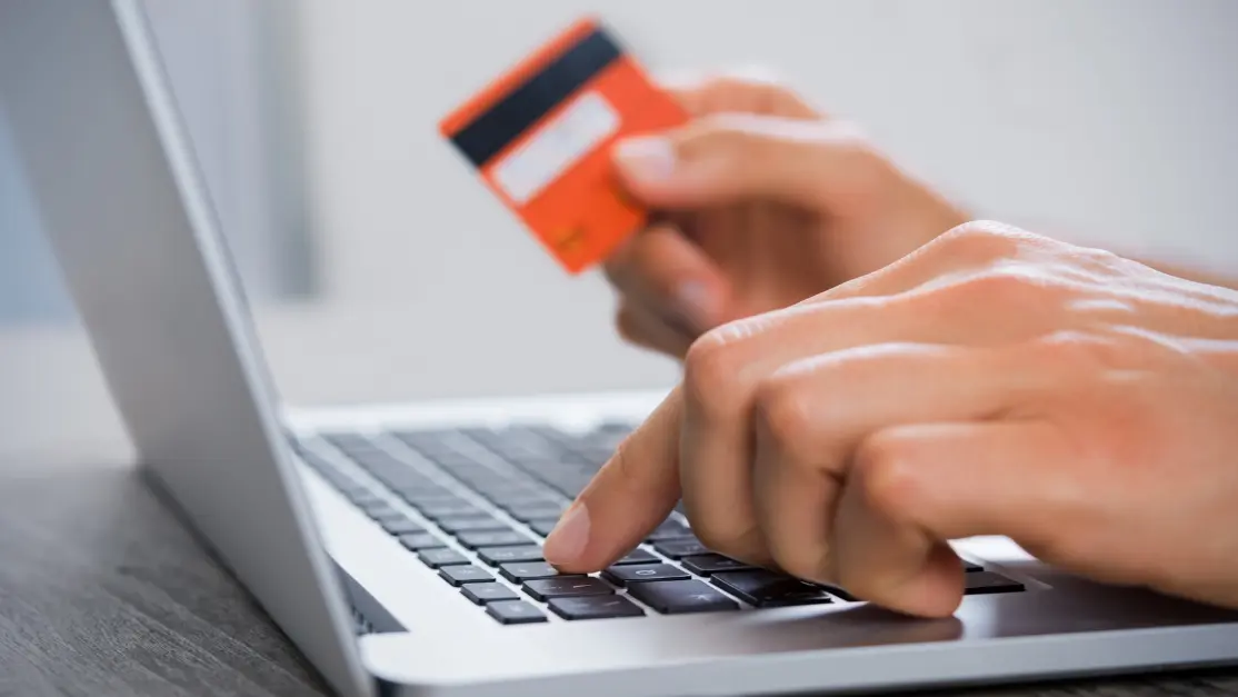 Persona comprando online con el móvil protegida por ciberseguridad