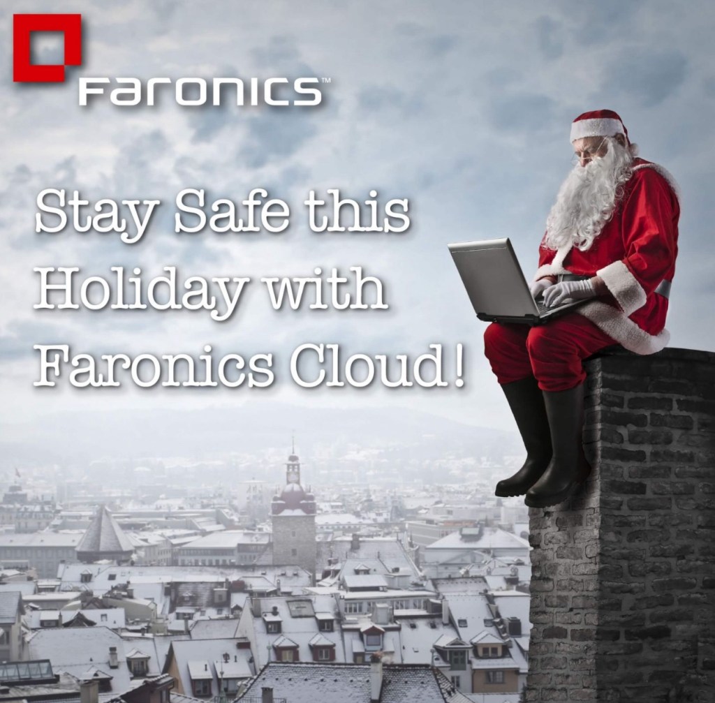 Persona trabajando en un portátil con decoración navideña de fondo, simbolizando la ciberseguridad en navidades.